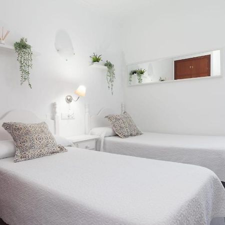Hostal Restaurante La Giralda Rota Bagian luar foto