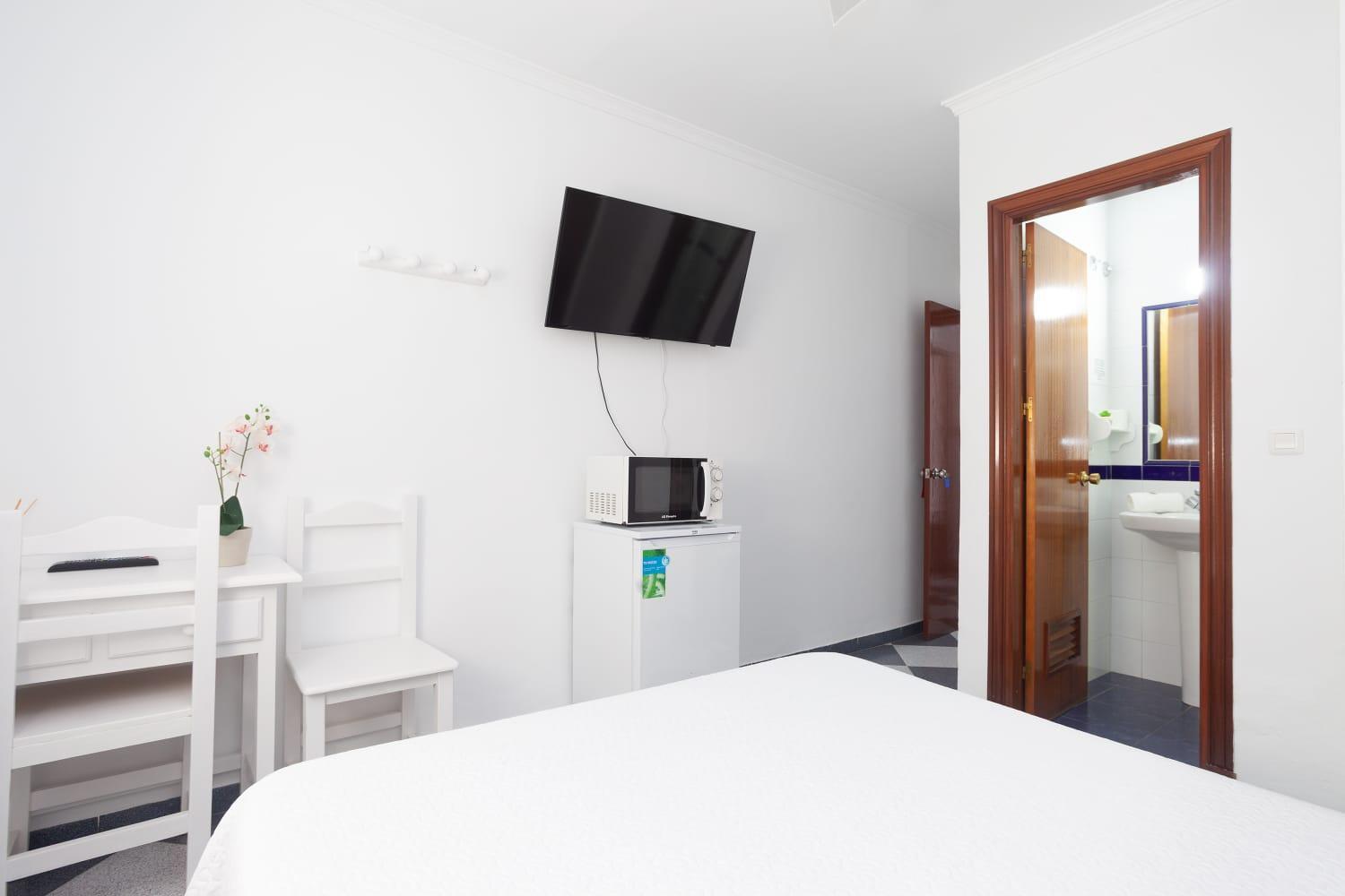 Hostal Restaurante La Giralda Rota Bagian luar foto