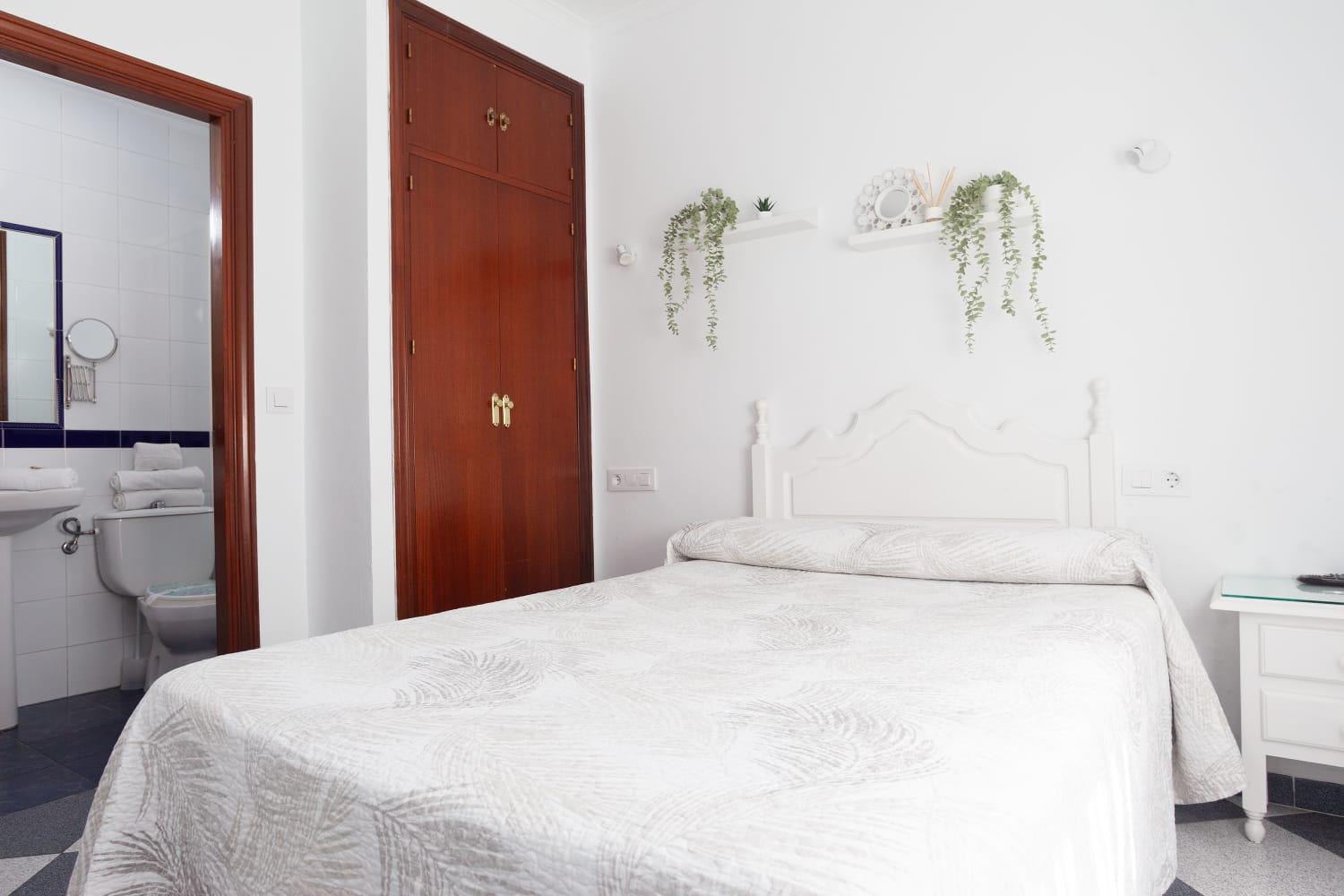 Hostal Restaurante La Giralda Rota Bagian luar foto