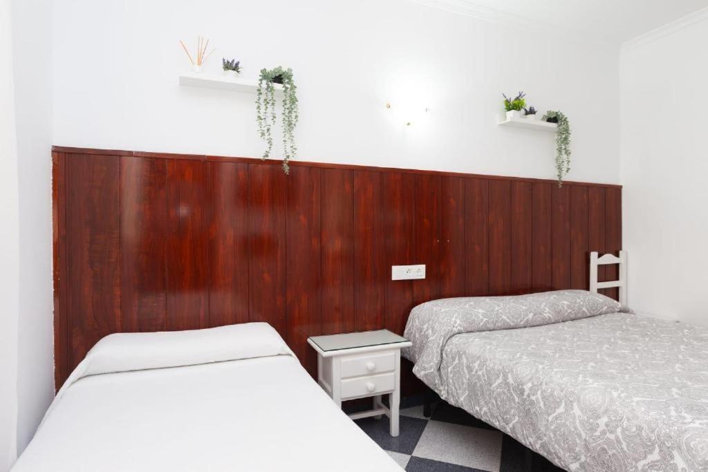 Hostal Restaurante La Giralda Rota Bagian luar foto